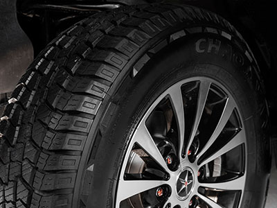 دارای امکانات به روز تر نسبت به مدل Y5: سیستم مونیتورینگ فشار باد تایر TPMS، سیستم چراغ اتوماتیک Autolight، برف پاک کن اتوماتیک مجهز به سنسور باران